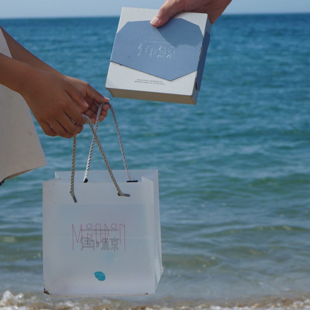 mid-autumn-giftbox-handover