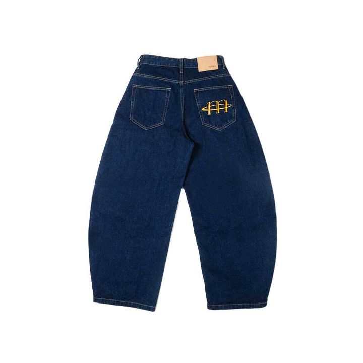 MYTHOS-CURVED-JEANS-FLATLAY-1