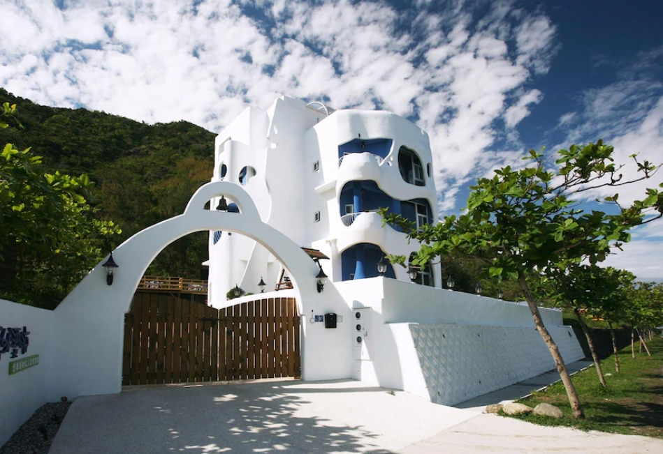 佇立太平洋畔的白色童話：境外漂流民宿