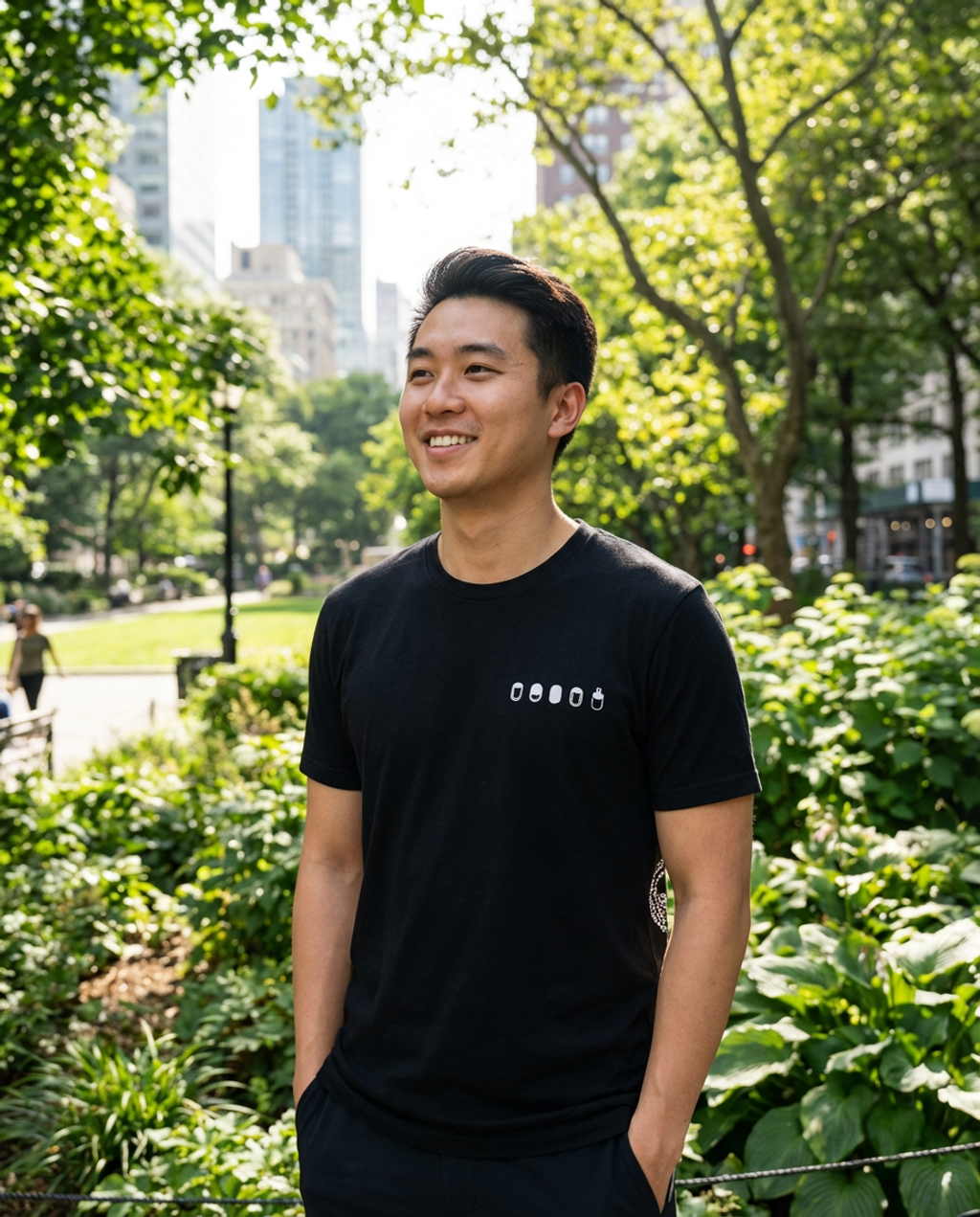 Firefly_Gemini Flash_生成一張約20-30歲的亞洲男性穿著以下衣服在戶外有綠意的城市中的自然寫實照片，照片以人物為主角，佔一半以上的畫面，能清楚看見衣服上的圖樣。參考圖中的左邊為衣服正面，右邊 848047