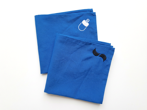 Firefly_Gemini Flash_生成手帕商品圖，手帕對折四次後為10-10cm的大小，折疊後像參考圖一樣有一個圖示在右上角，圖示為電繡，電繡圖示的最長邊為3cm，位置在手帕的邊角，折疊後也露出在邊角的位 683913