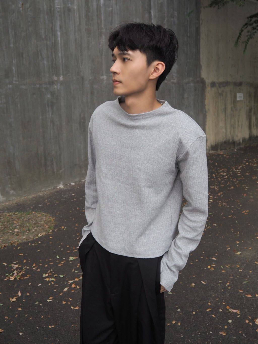 LINE_ALBUM_墊肩後拉鏈上衣 黑灰 1780_251015_4