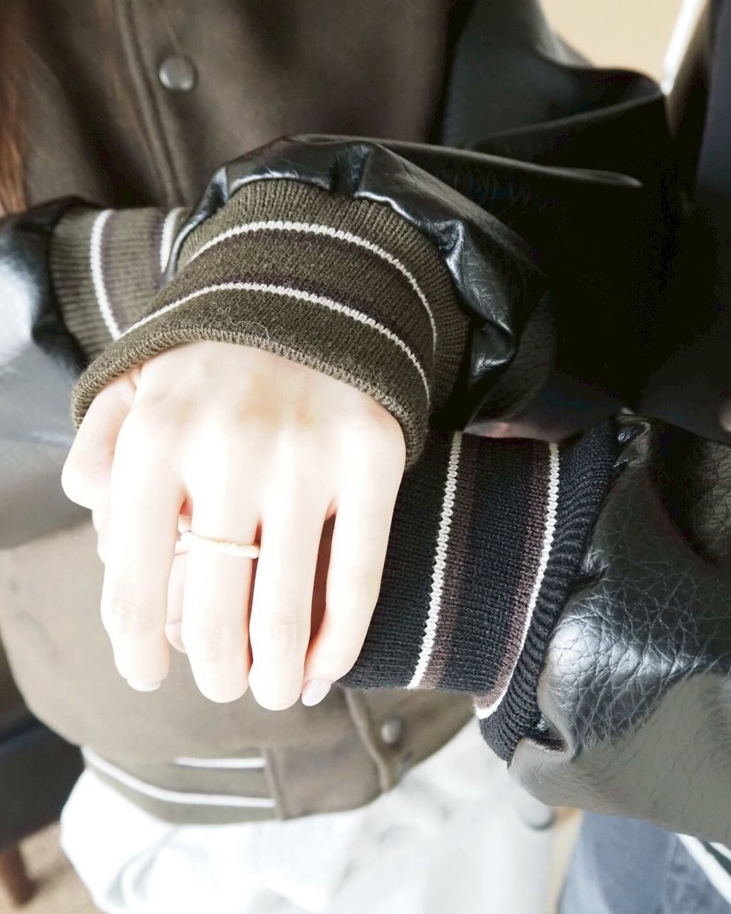 LINE_ALBUM_拼接皮革棒球外套 黑咖 F 3980_260119_2