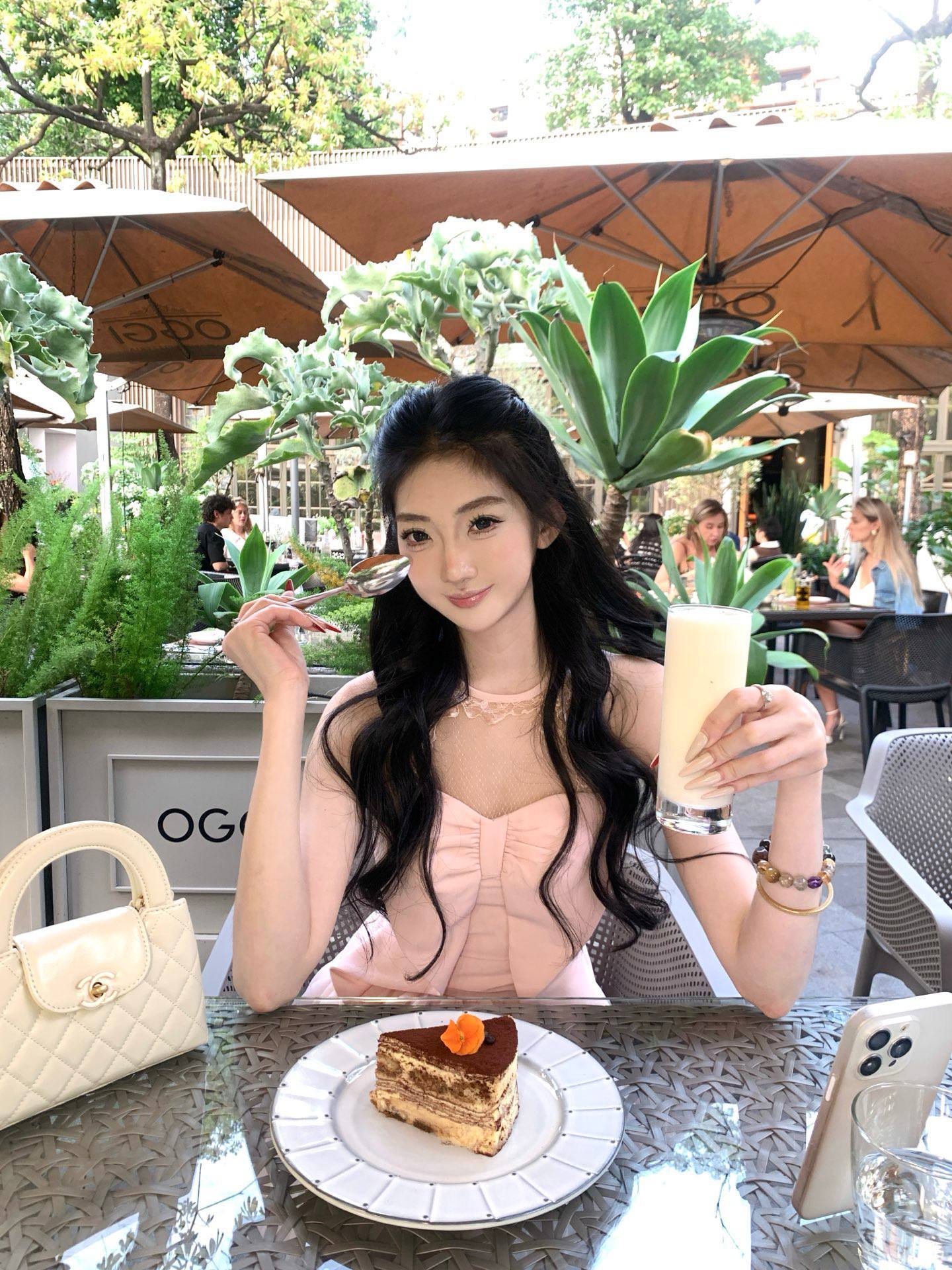 photo_6113684924666678877_w