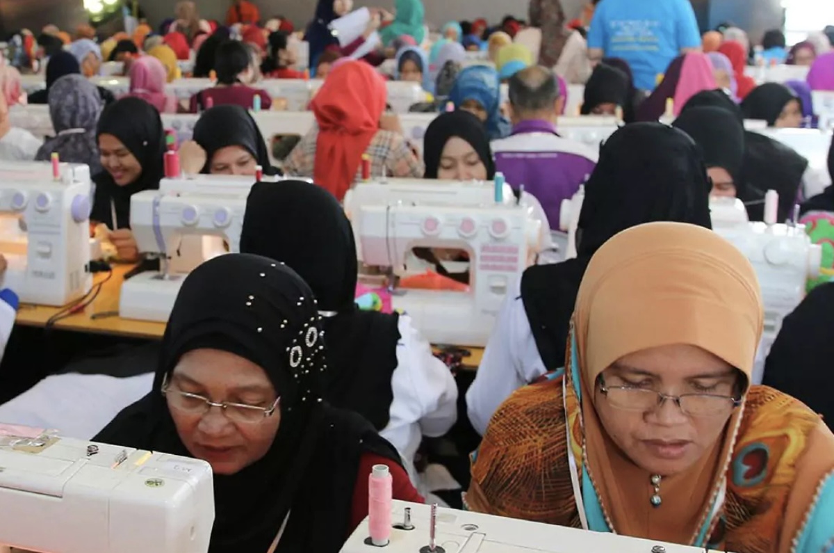 PSJKM women sewing tote bags - Oleng & Co. collaboration