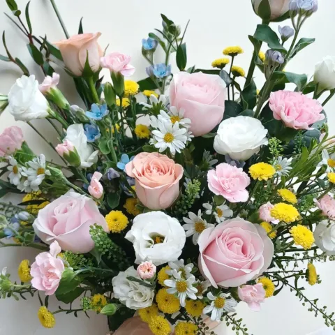 Secret Meadow eustomas, oxypetalum, hana flowers and calimero table arrangement for birthday and anniversary with delivery in KL & Selangor