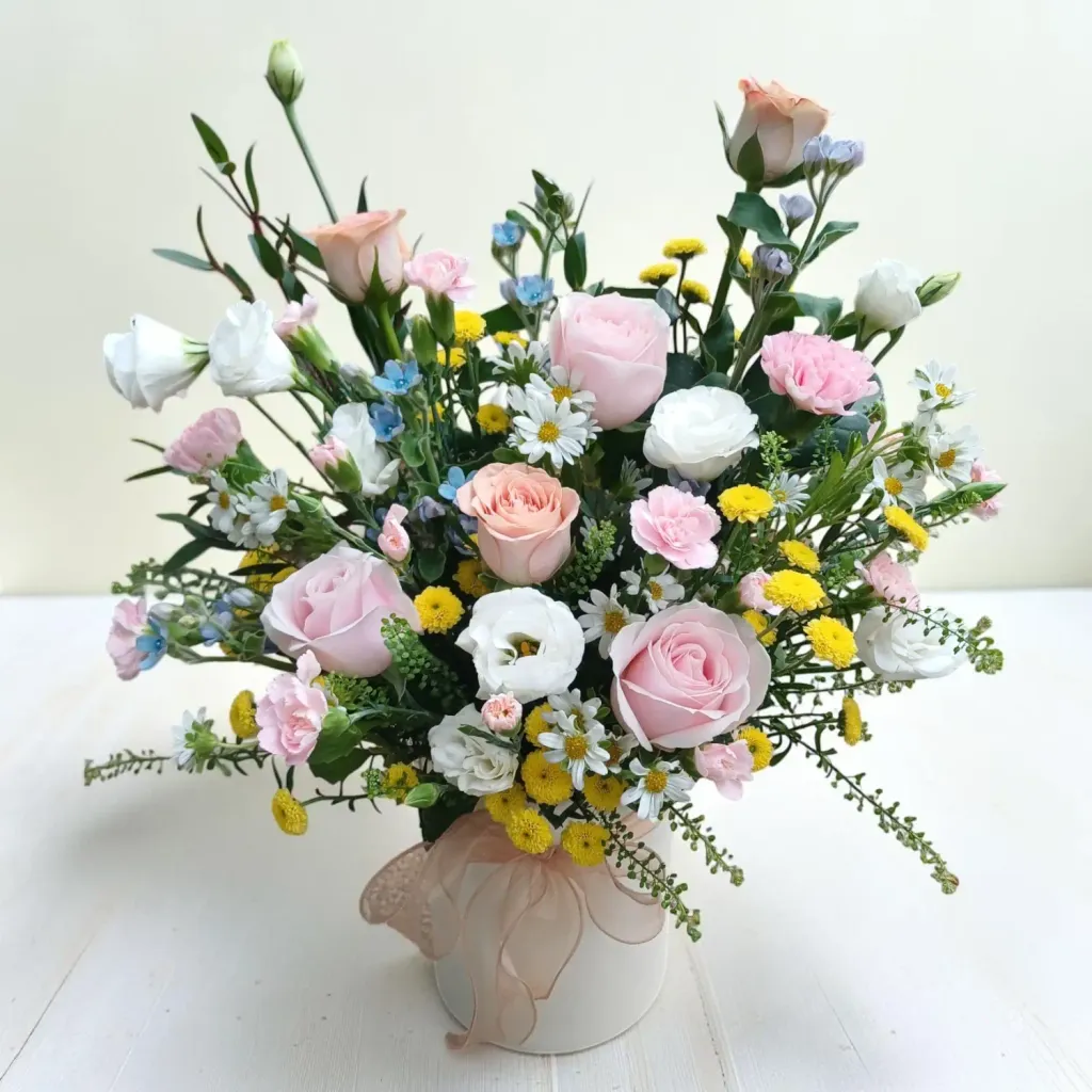 Secret Meadow eustomas, oxypetalum, hana flowers and calimero table arrangement for birthday and anniversary with delivery in KL & Selangor