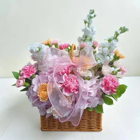 Ivory Meadow hydrangea, roses, matthiolas and eustomas table arrangement for birthday or anniversary with delivery in KL and Selangor