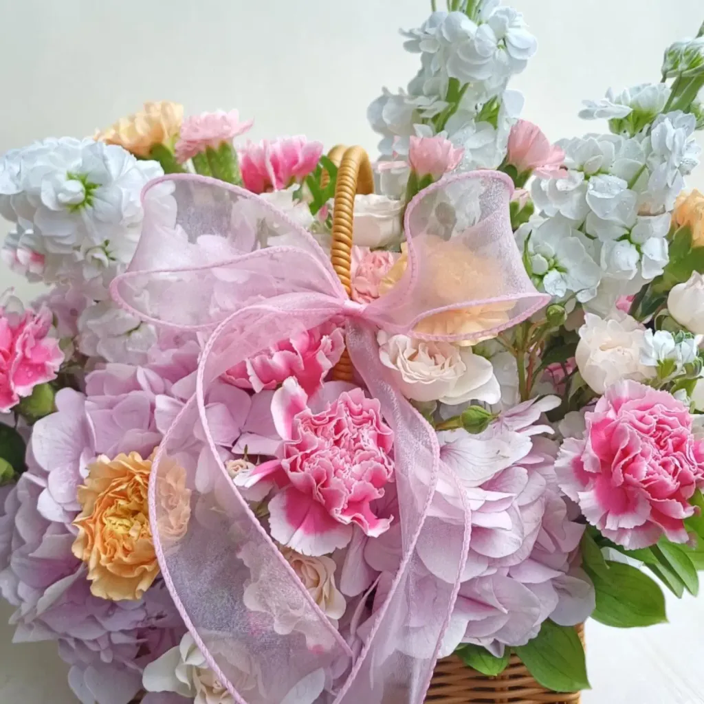 Ivory Meadow hydrangea, roses, matthiolas and eustomas table arrangement for birthday or anniversary with delivery in KL and Selangor
