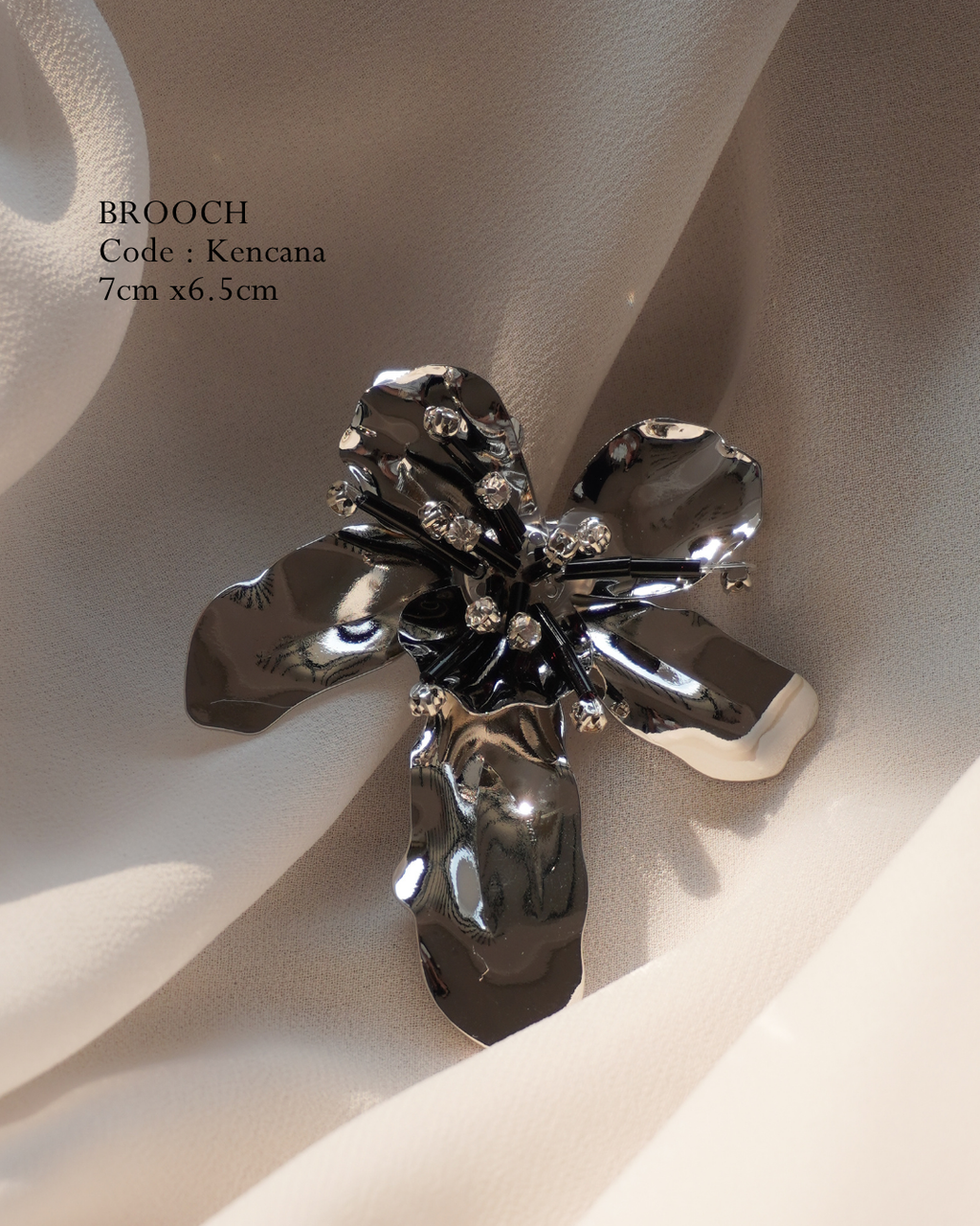Elegant statement brooch for hijab and outfits