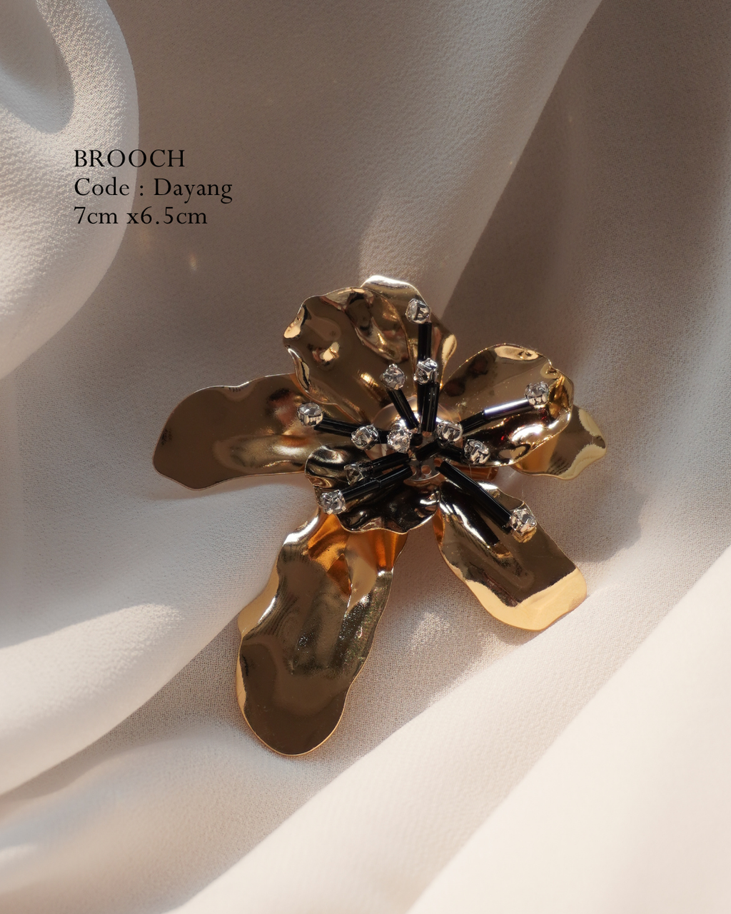 Elegant statement brooch for hijab and outfits