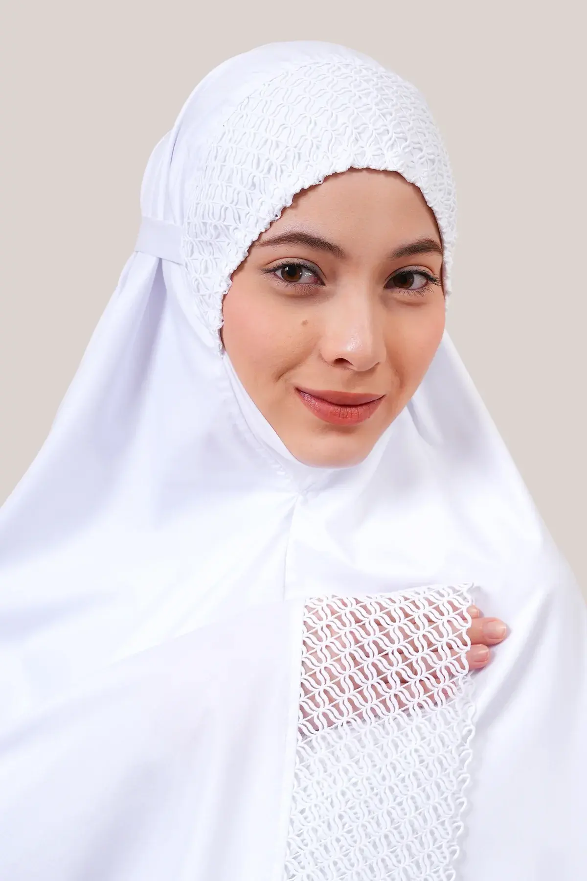 WCMODISHJALILAHCLASSICWHITE3