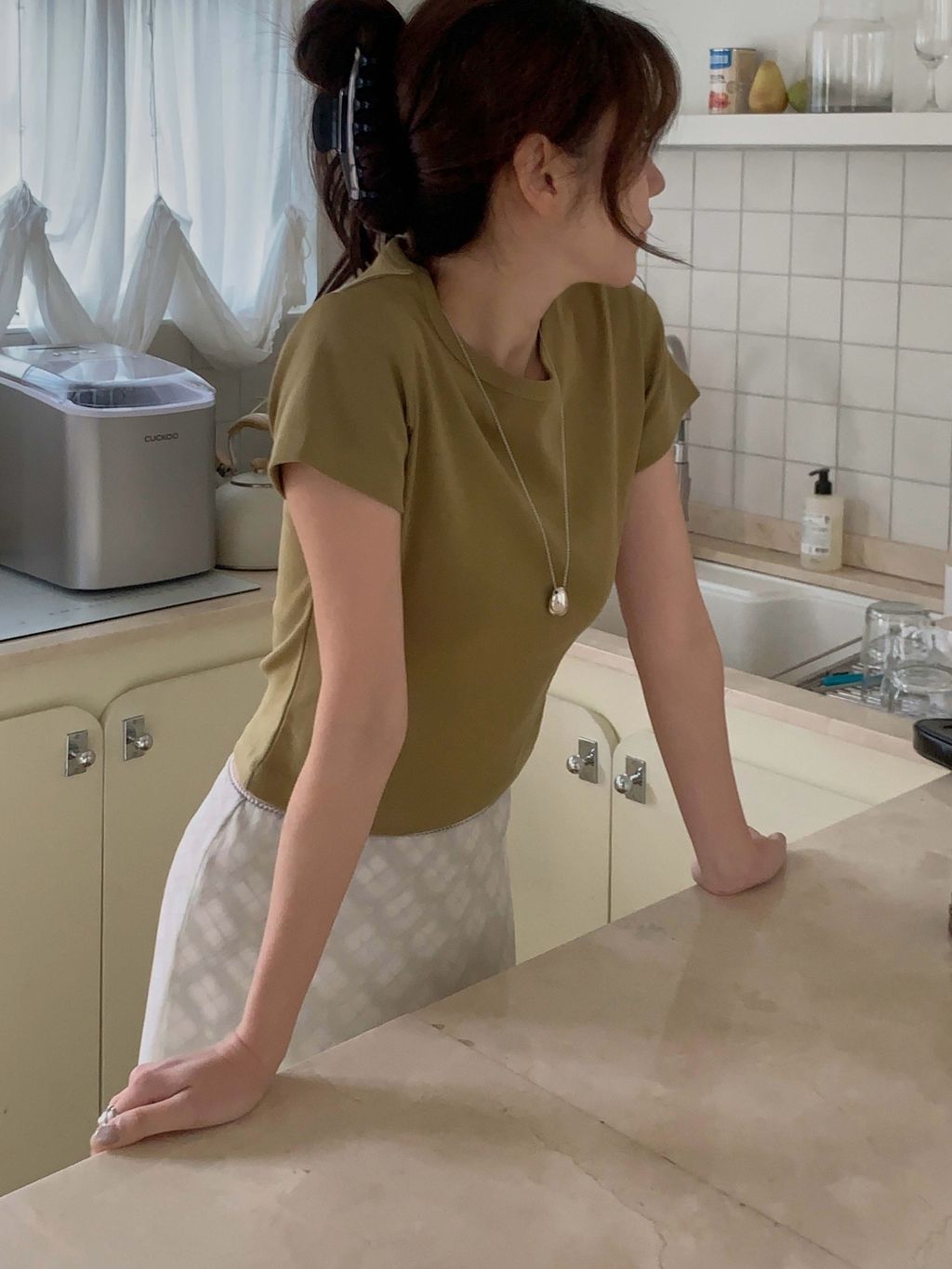 snapvideo--@miel__product on Instagram: "•올리브티셔츠
Ivory | Mela-8986