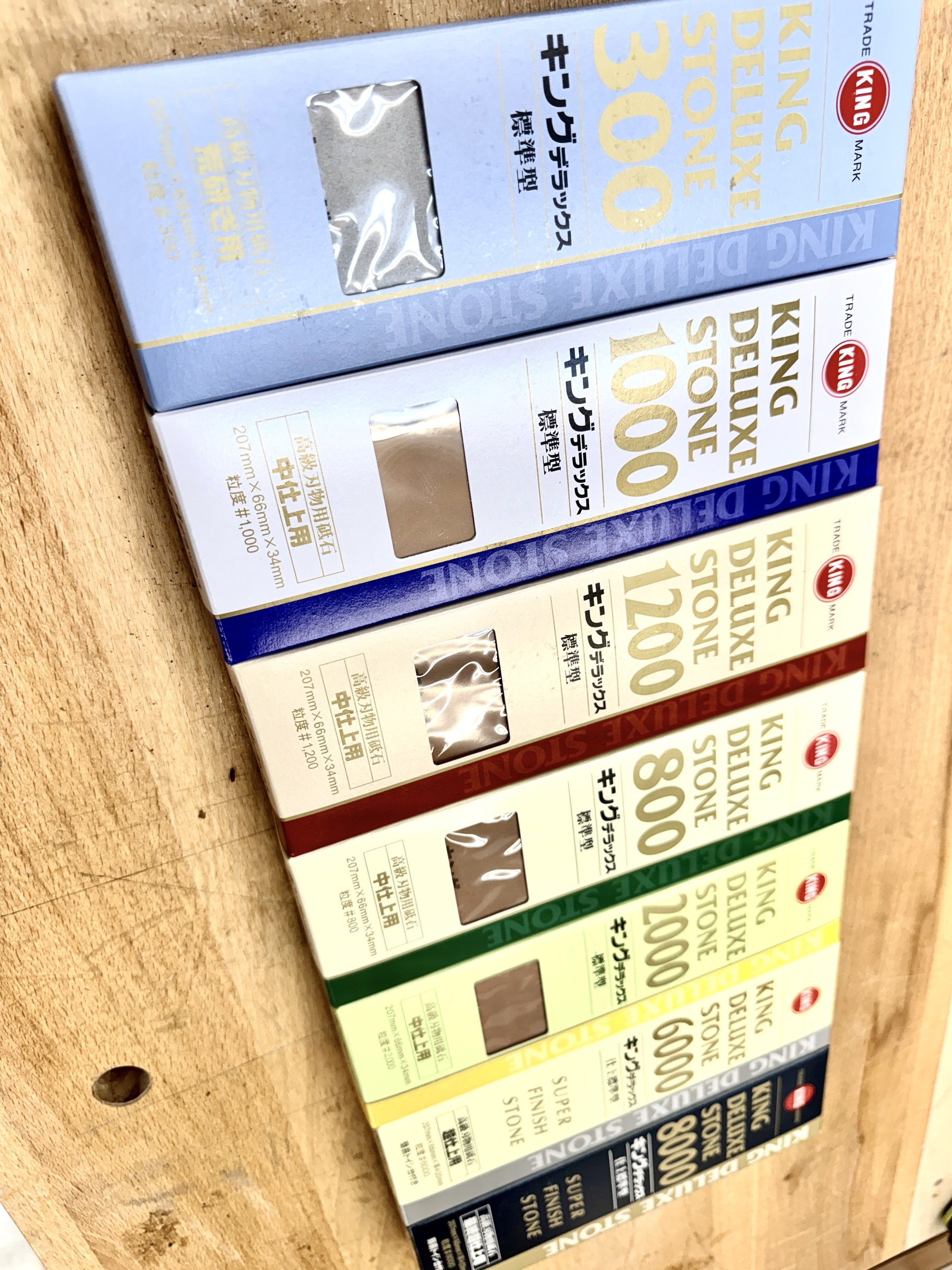 KING 水石磨刀中，石面出砥泥研磨鑿刀刃口
