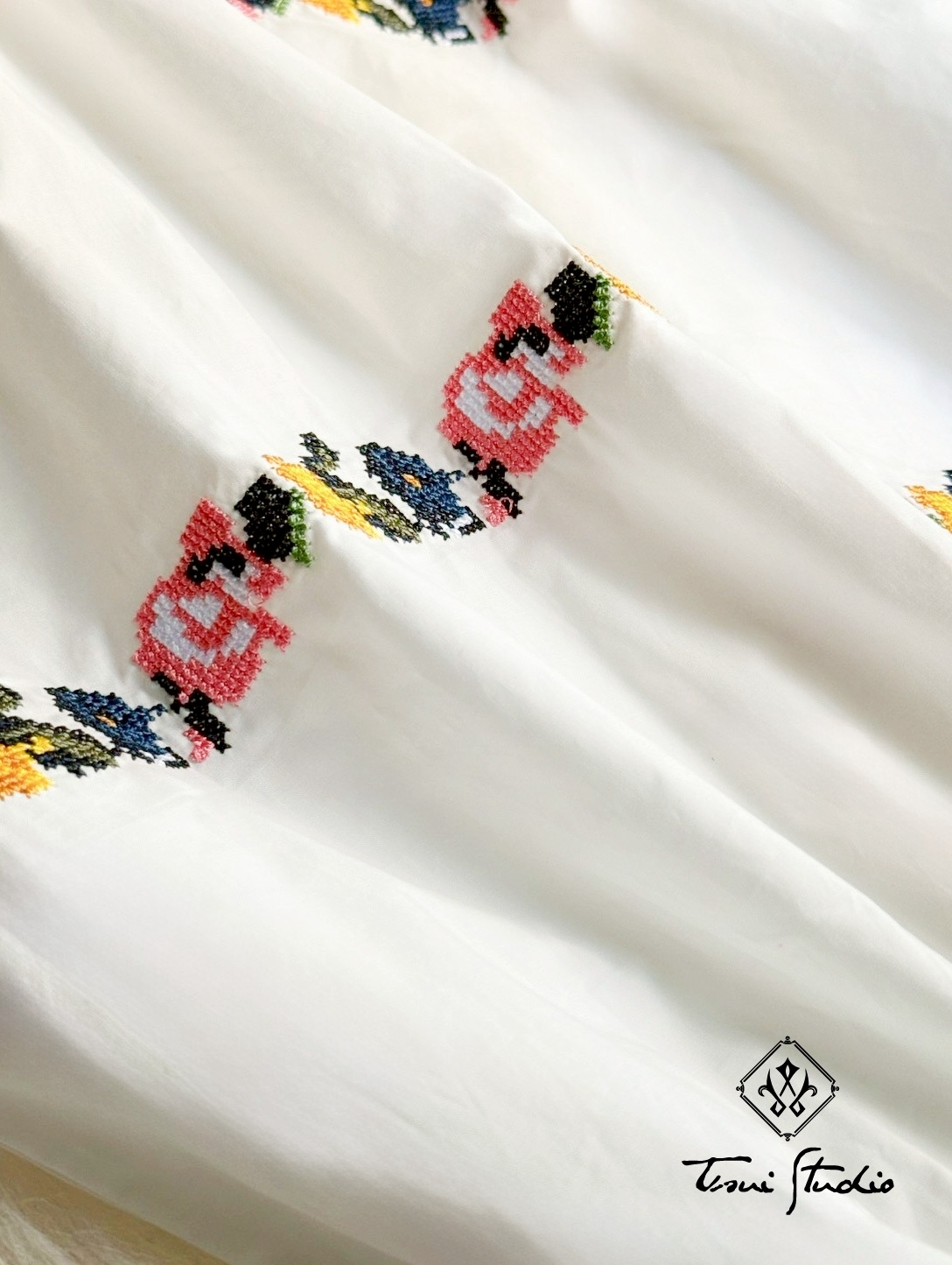 LINE_ALBUM_蕾絲方領十字刺繡花拼接泡泡袖上衣_260324_9