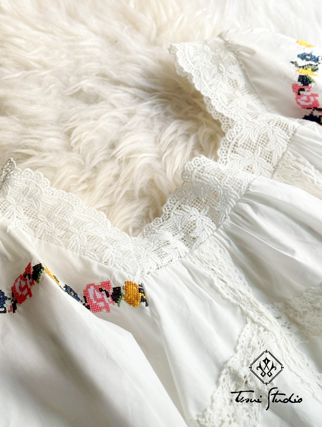 LINE_ALBUM_蕾絲方領十字刺繡花拼接泡泡袖上衣_260324_3