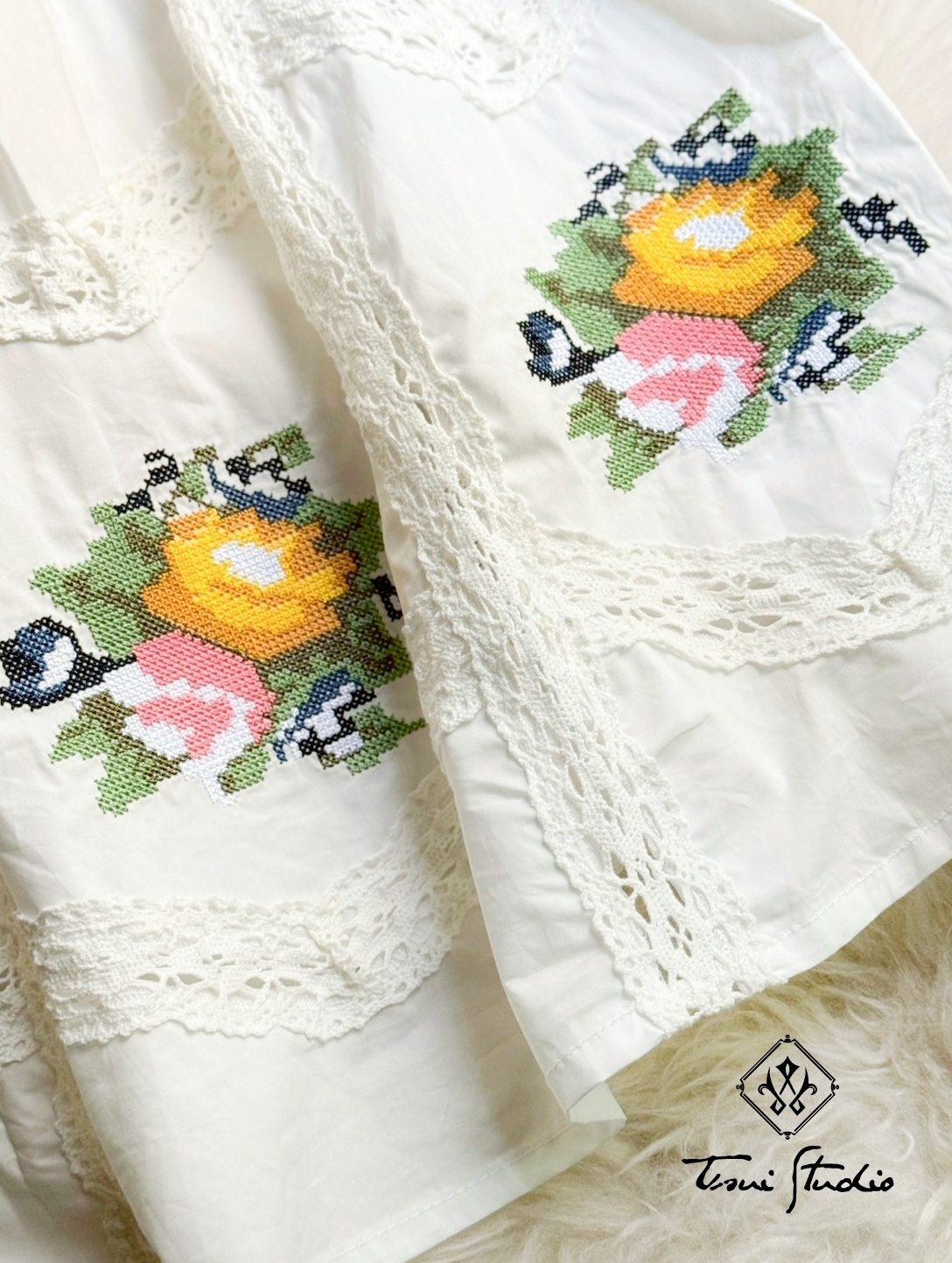 LINE_ALBUM_蕾絲方領十字刺繡花拼接泡泡袖上衣_260324_4