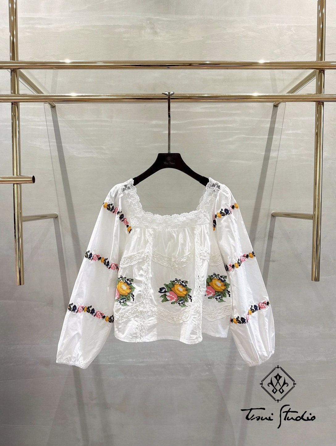 LINE_ALBUM_蕾絲方領十字刺繡花拼接泡泡袖上衣_260324_1