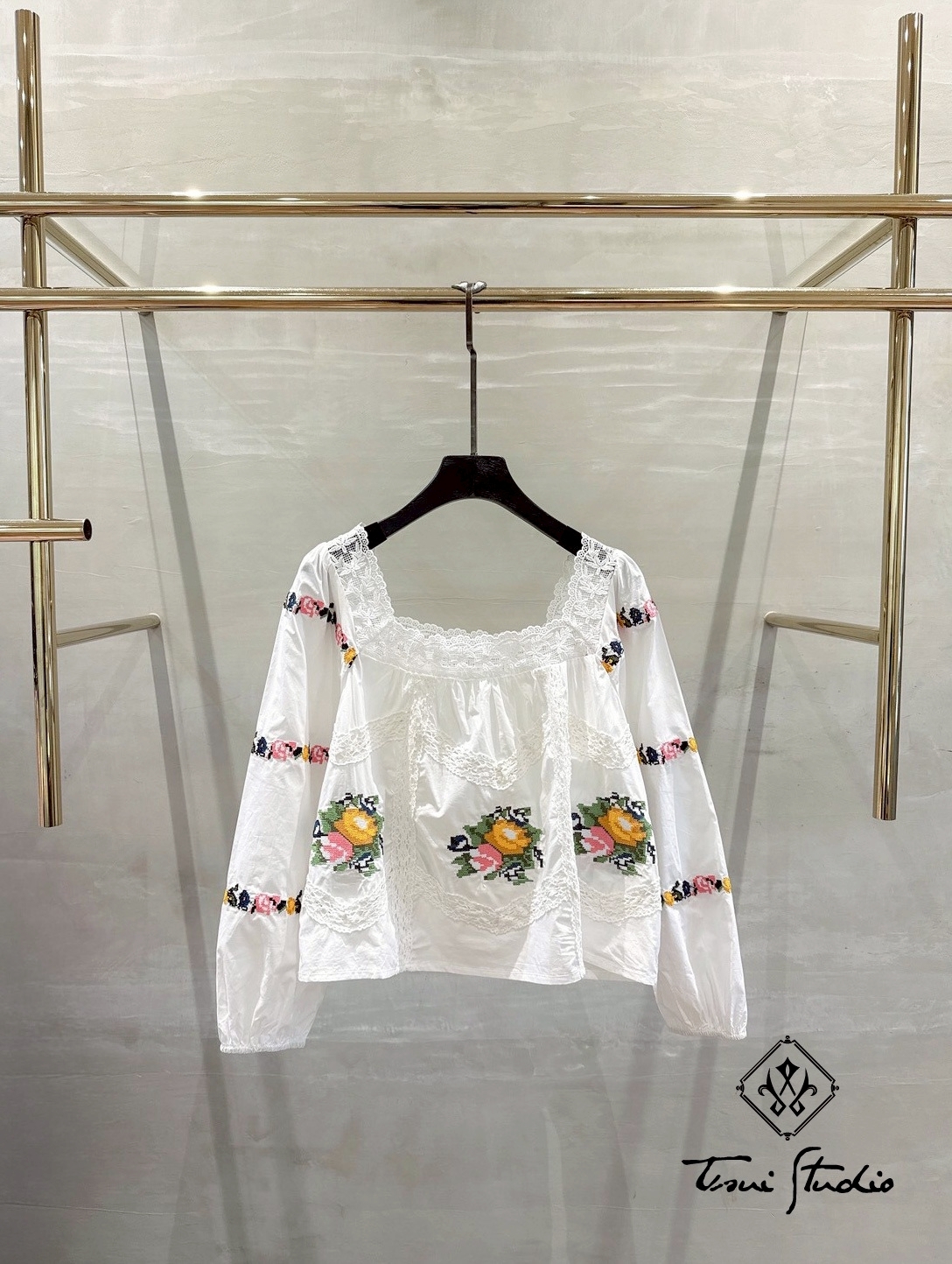 LINE_ALBUM_蕾絲方領十字刺繡花拼接泡泡袖上衣_260324_2