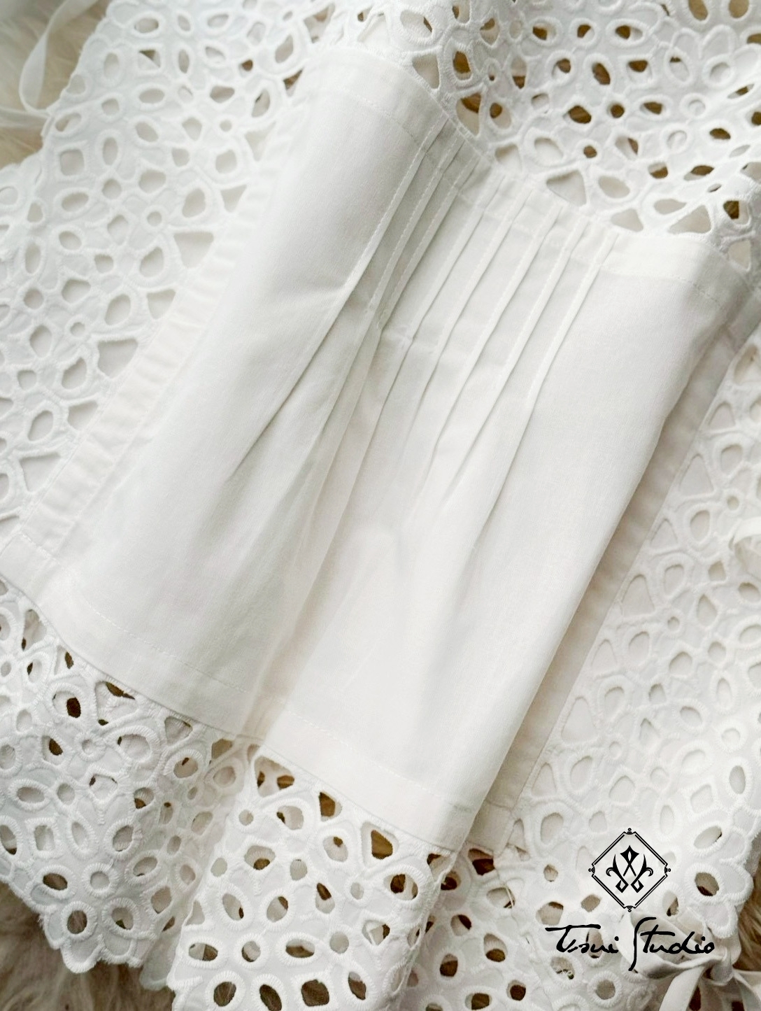 LINE_ALBUM_刺繡簍空方領側綁繩上衣_260331_11