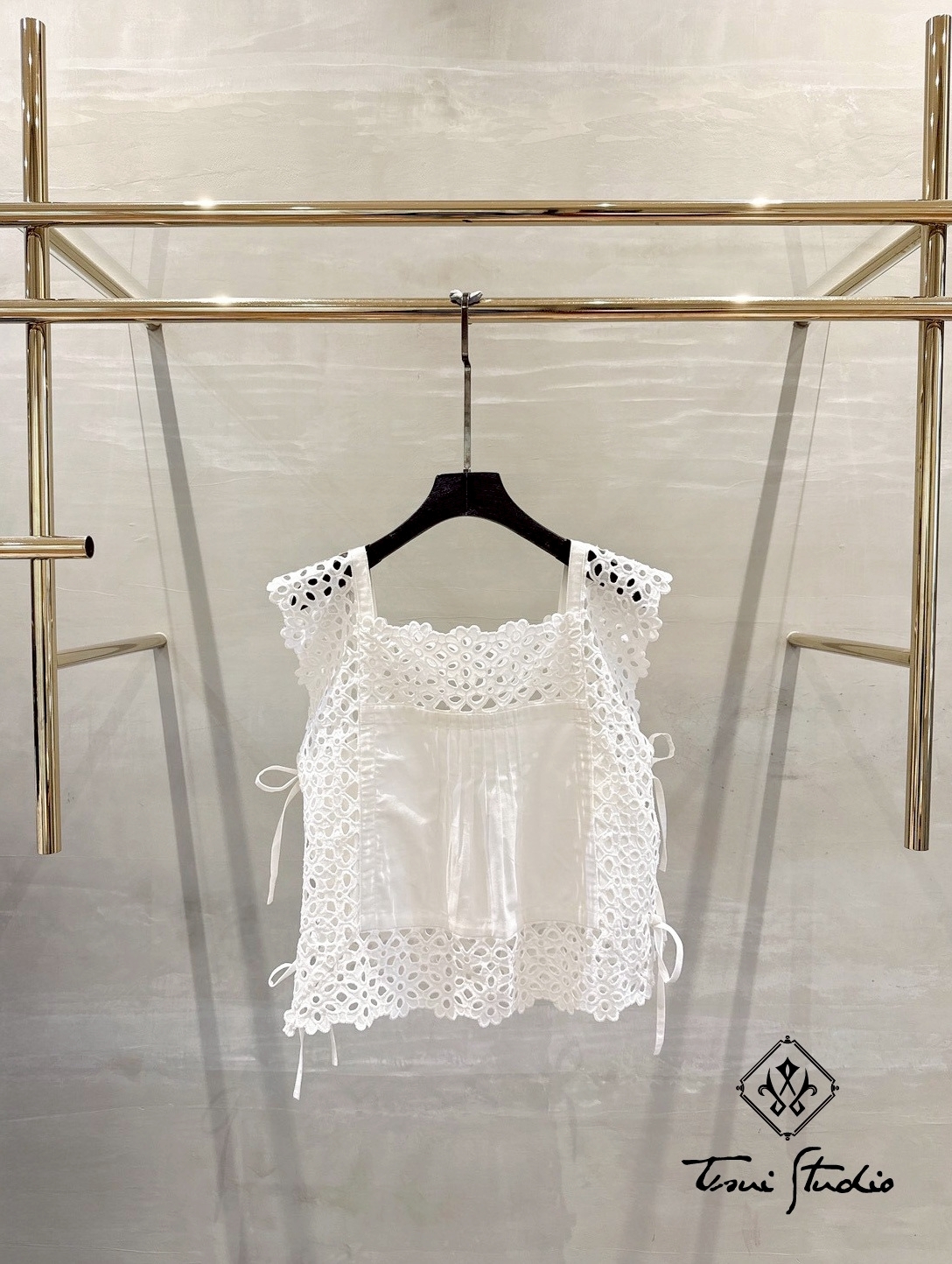 LINE_ALBUM_刺繡簍空方領側綁繩上衣_260331_2