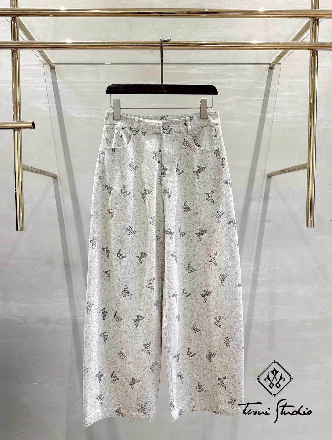 LINE_ALBUM_蝴蝶印花休閒彎刀褲。27(M)_260414_12