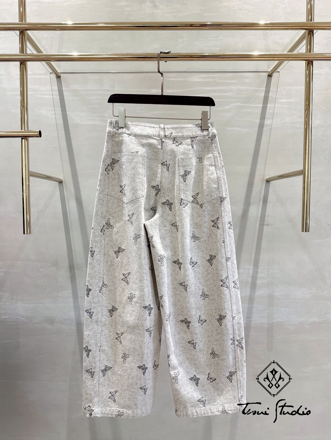 LINE_ALBUM_蝴蝶印花休閒彎刀褲。27(M)_260414_13