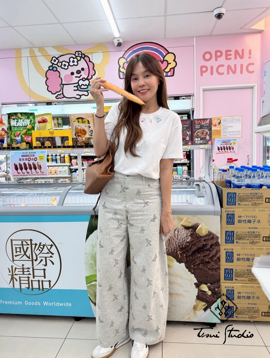 LINE_ALBUM_蝴蝶印花休閒彎刀褲。27(M)_260414_18