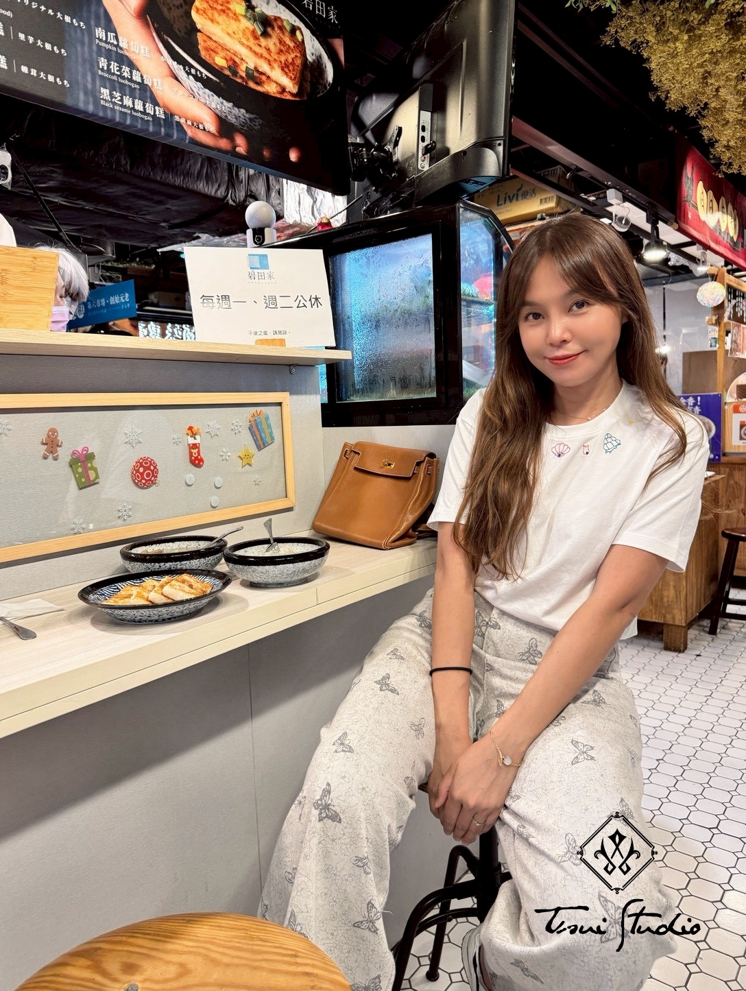 LINE_ALBUM_蝴蝶印花休閒彎刀褲。27(M)_260414_22