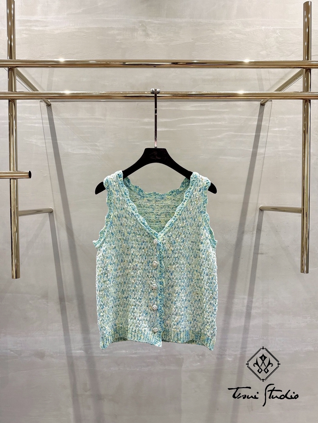 LINE_ALBUM_小香V領排釦針織無袖上衣_260421_1