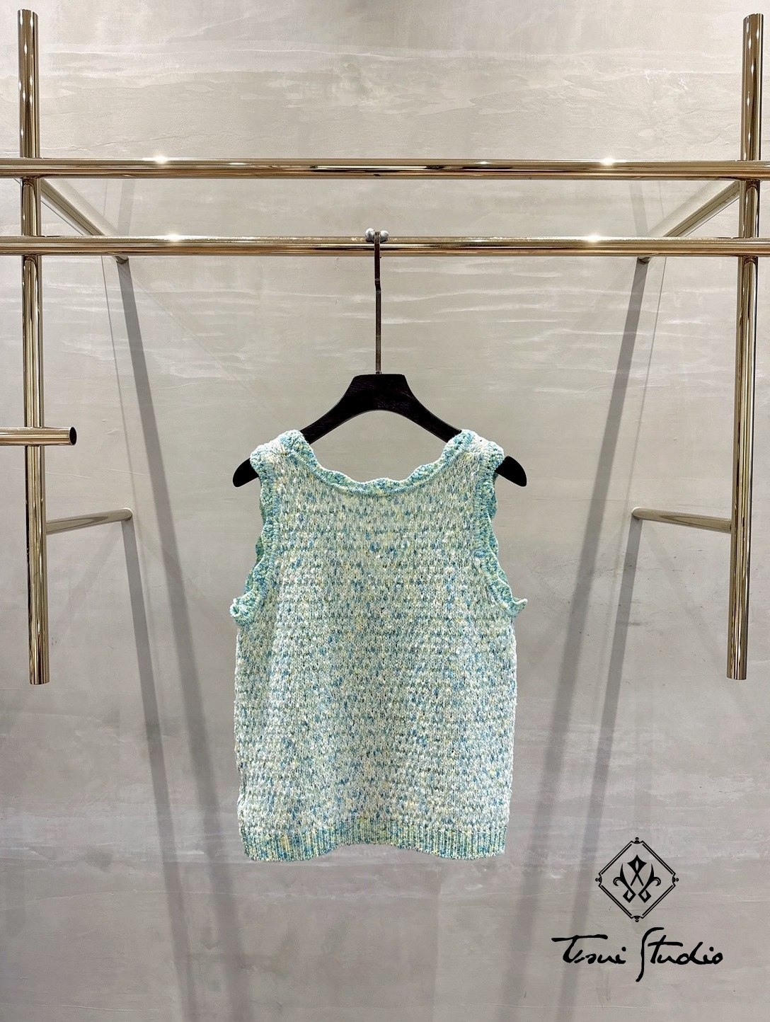 LINE_ALBUM_小香V領排釦針織無袖上衣_260421_2