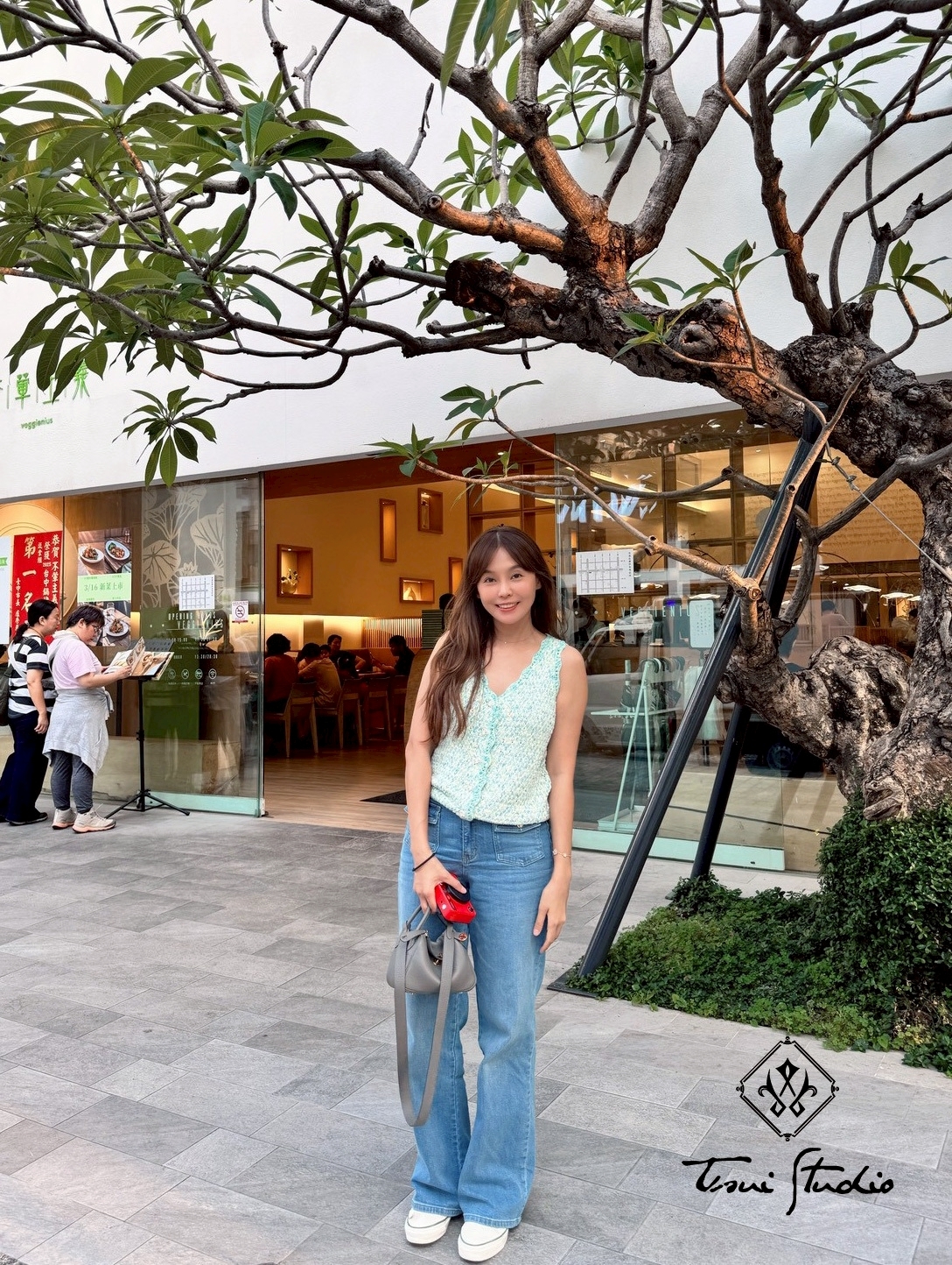 LINE_ALBUM_小香V領排釦針織無袖上衣_260421_8