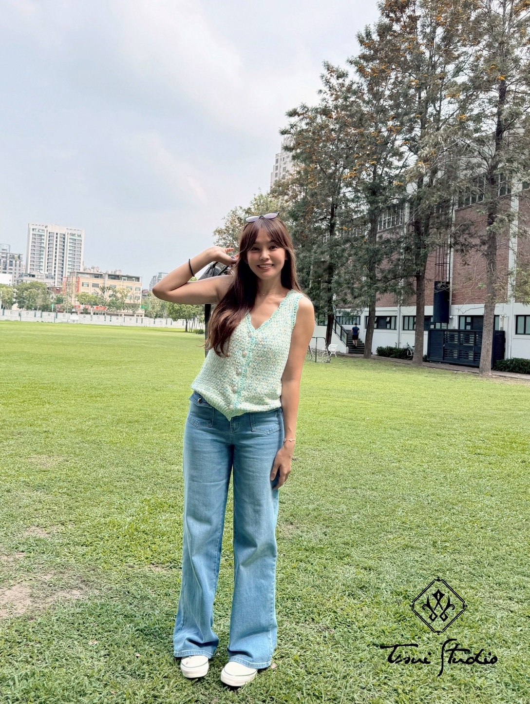 LINE_ALBUM_小香V領排釦針織無袖上衣_260421_10