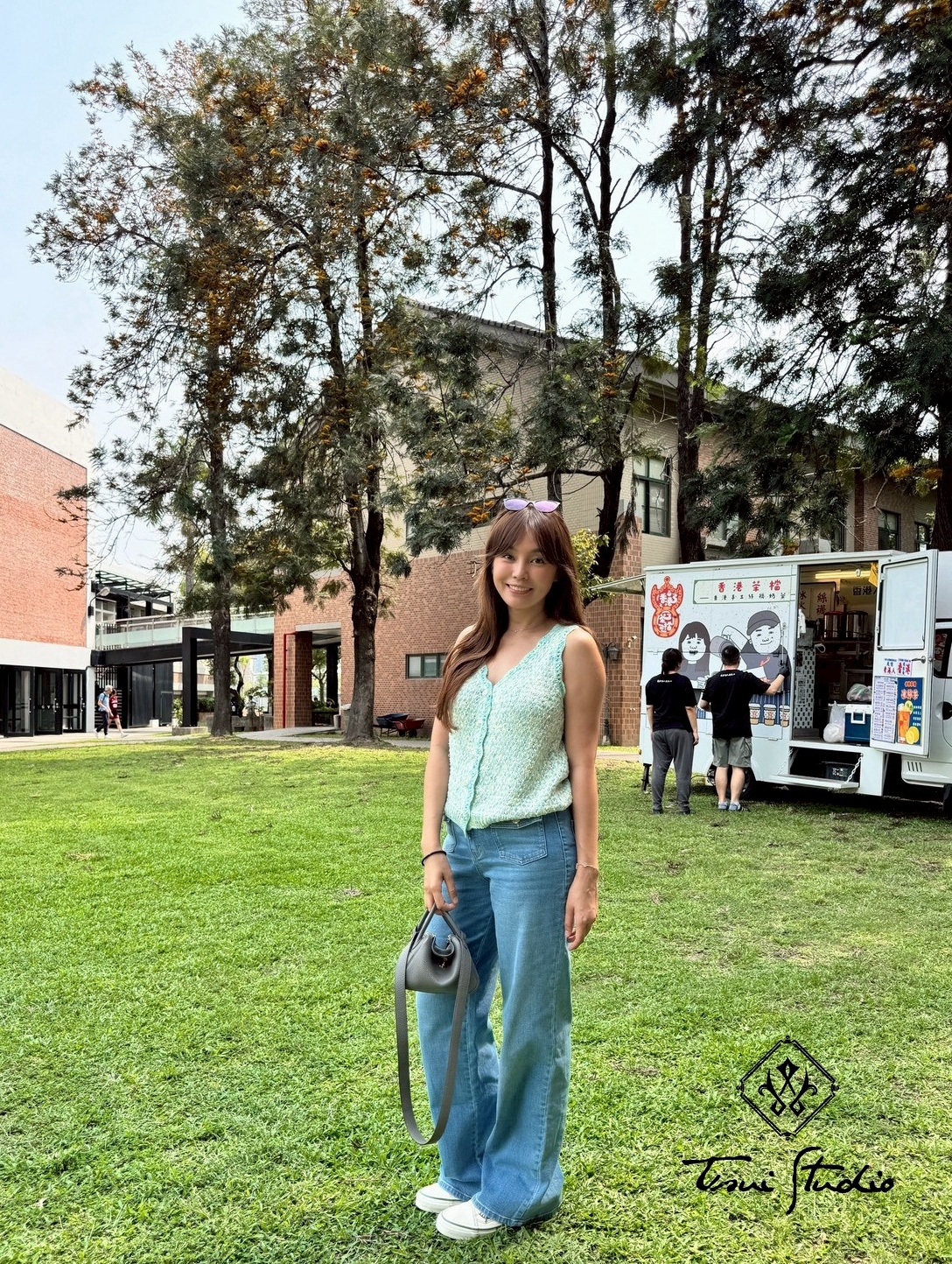 LINE_ALBUM_小香V領排釦針織無袖上衣_260421_9