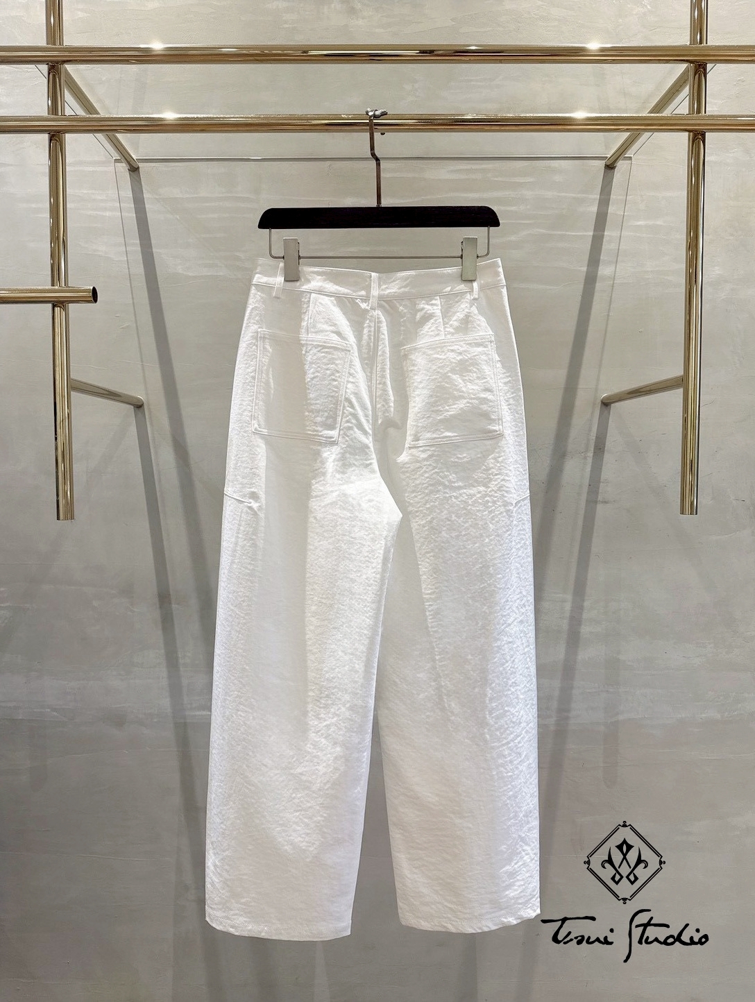 LINE_ALBUM_落地寬褲。白28(L)_260421_2