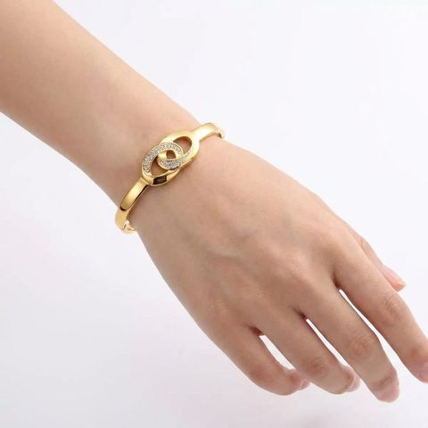 gemini-image-2_Model_hand_shot_Prompt_Create_a_high-quality_image_of_the_same_gold_bangle_brace-0