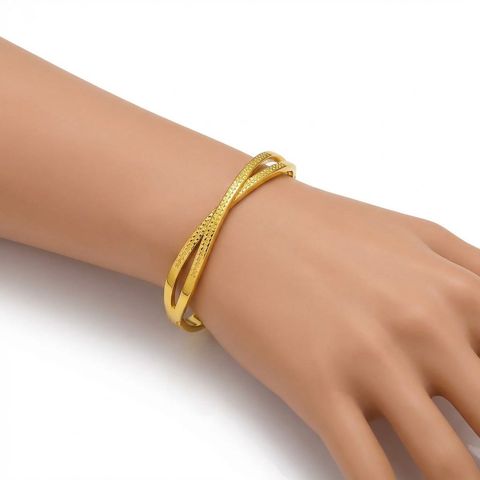 gemini-image-2_Model_hand_shot_Prompt_Create_a_high-quality_image_of_the_gold_bangle_bracelet_w-0 (3)