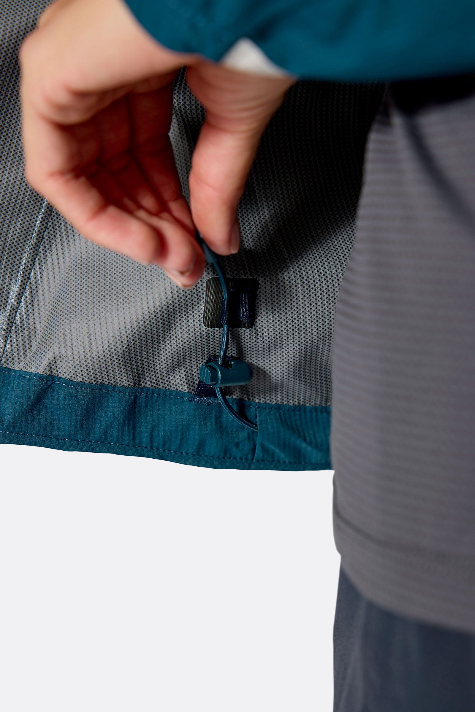 womens_downpour_trail_light_jacket_tempestblue_qwi (2)