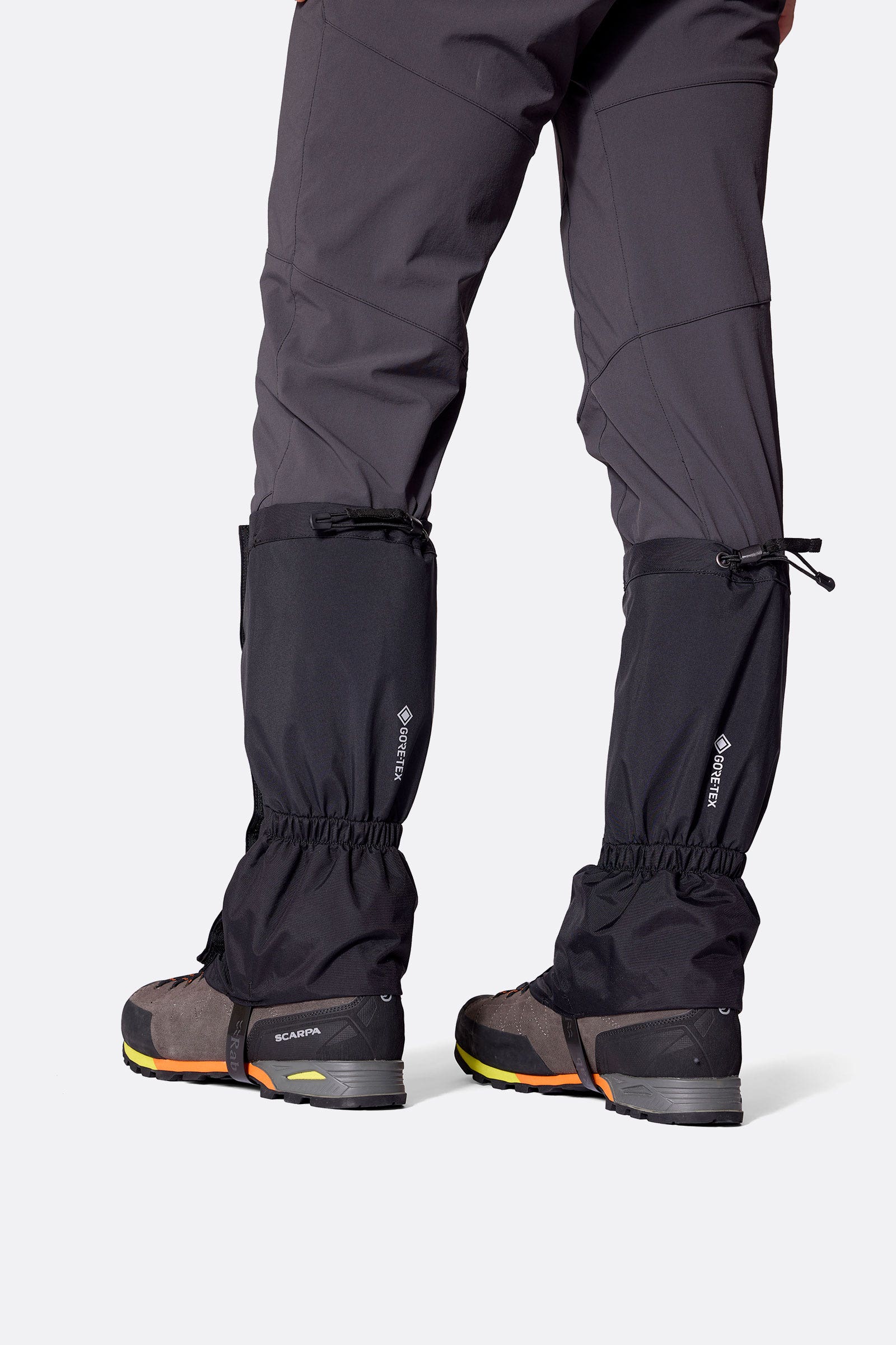 kangri_gtx_gaiter_black_qaj_42_blk_model_back2