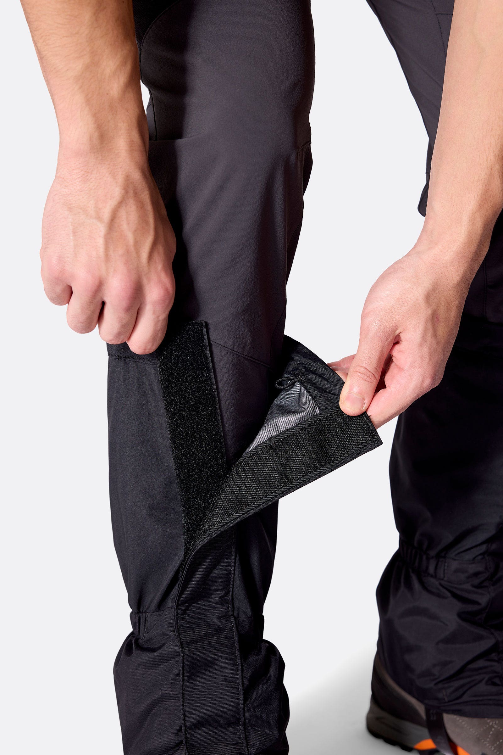 kangri_gtx_gaiter_black_qaj_42_blk_model_detail_34087