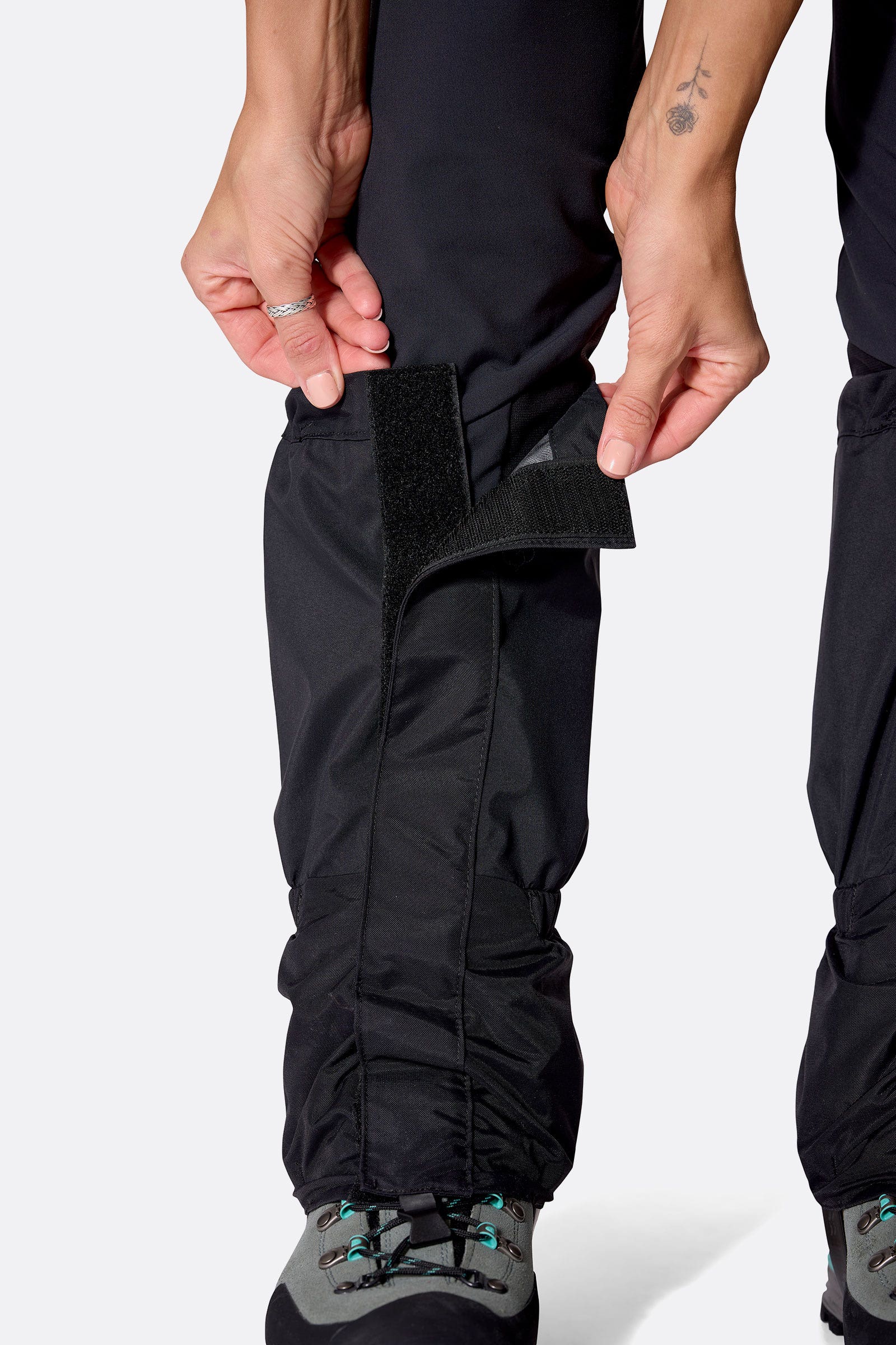 kangri_gtx_gaiter_black_qaj_42_blk_model_detail_5568