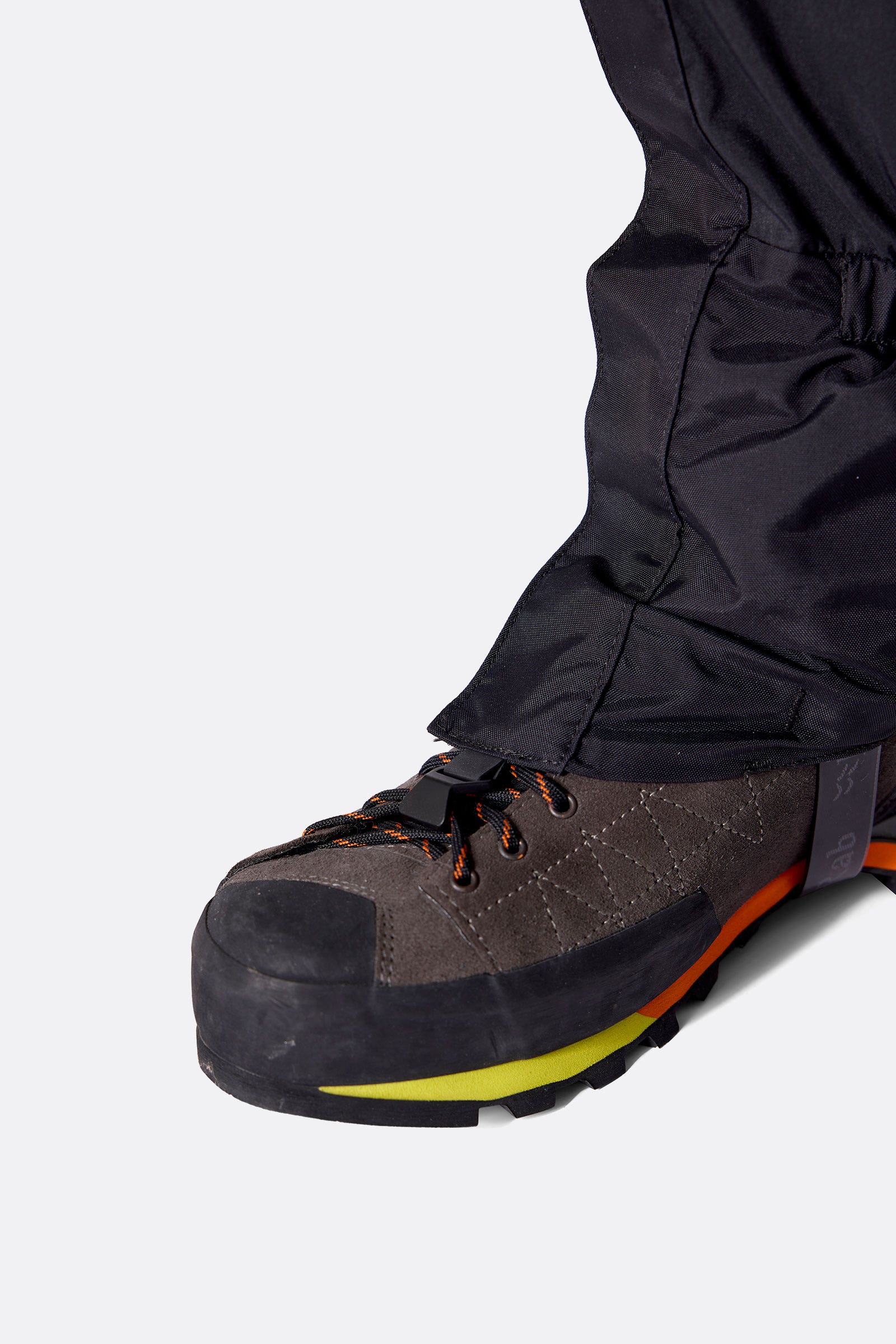 kangri_gtx_gaiter_black_qaj_42_blk_model_detail_34090