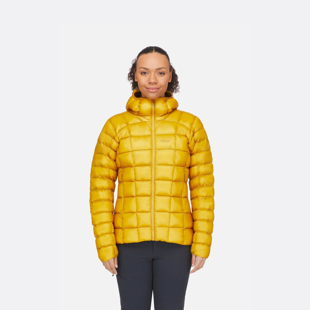 womens_mythic_alpine_jacket_sahara_qdb_46_sah_model_撒哈拉黃_cover