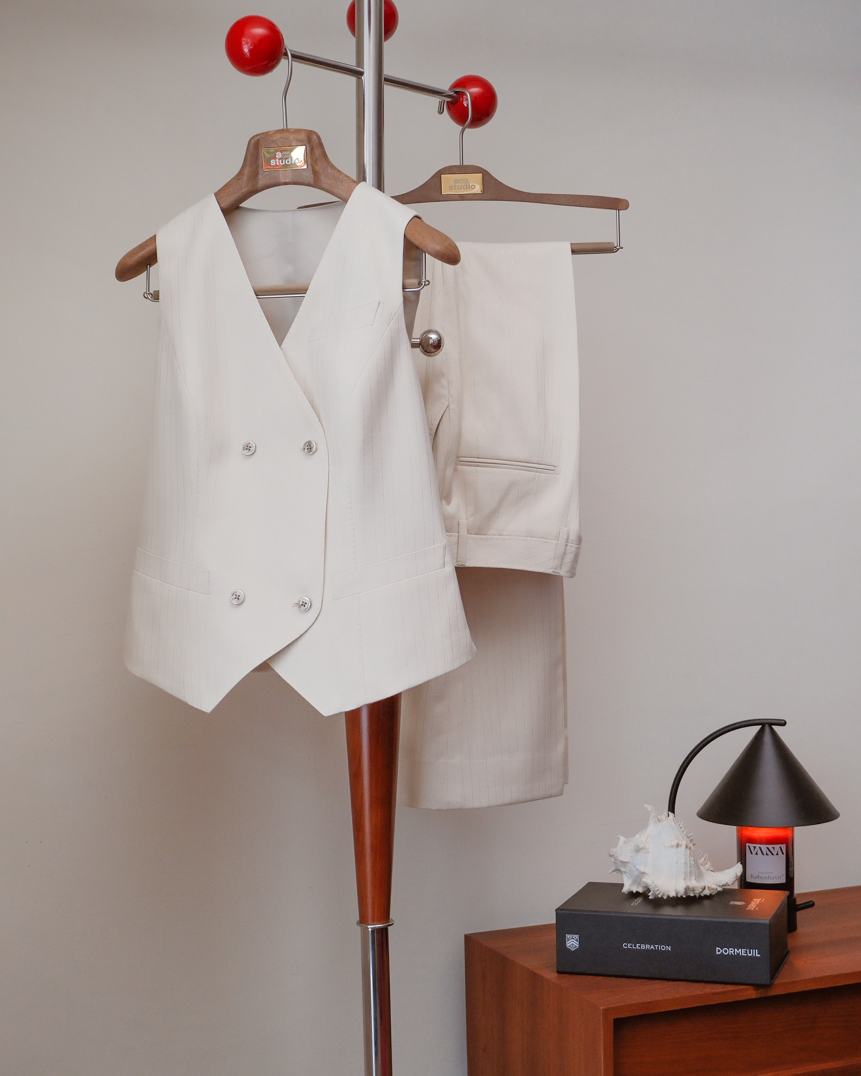 禮服布料與西裝布料差在哪？以 Dormeuil Celebration 白色金蔥禮服訂製案例，解析訂製禮服如何用布料、背心與喇叭褲比例，凸顯個人風格而非修成標準身材。