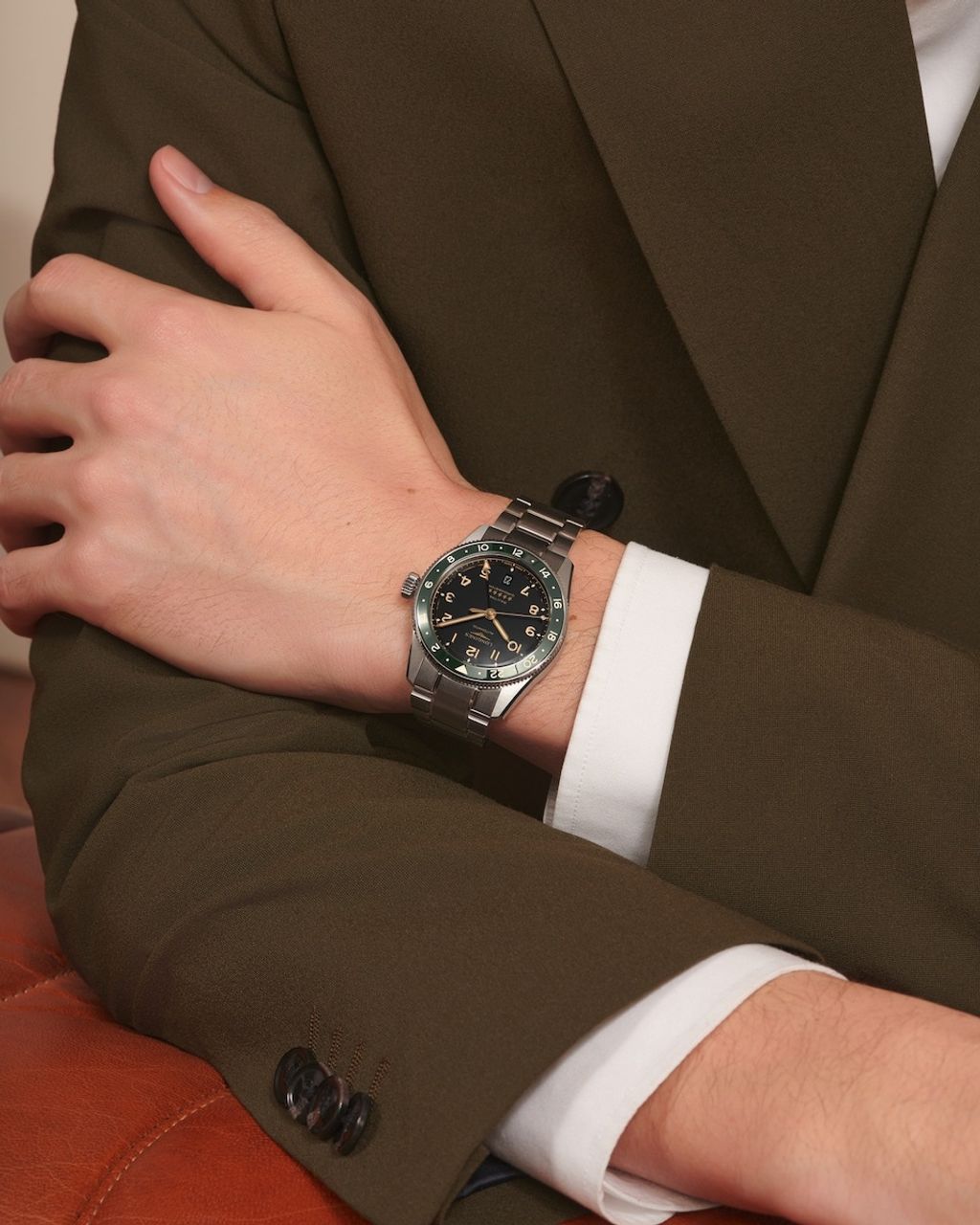 longines-spirit-zulu-time-l3-802-4-63-6-detailed-view-1600x2000-2-4f58b8