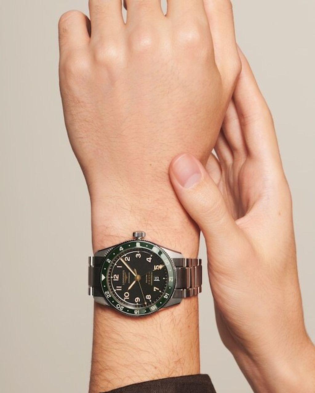 longines-spirit-zulu-time-l3-812-4-63-6-detailed-view-1600x2000-2-ea56b2