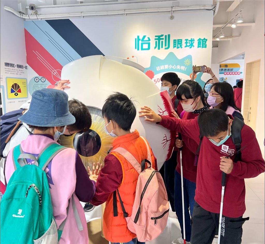 huiming-school-students-light-of-love-campus-visit