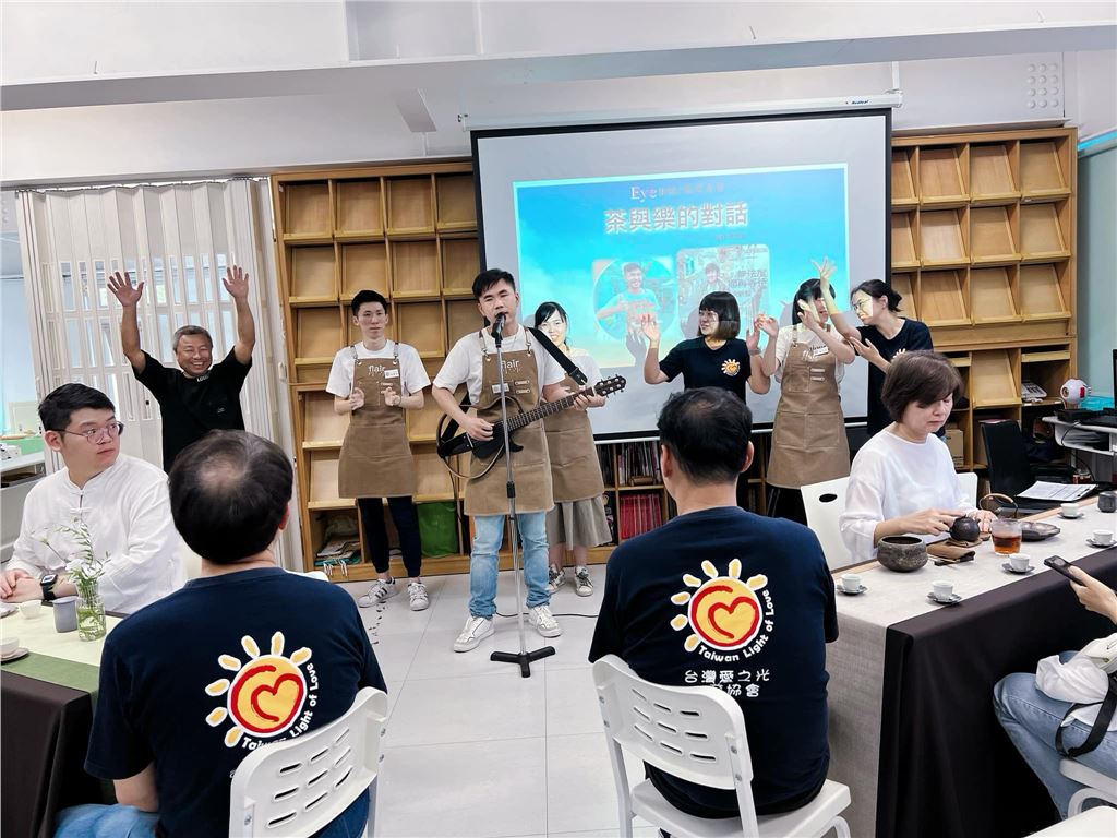 senior-eye-exam-qingxin-community