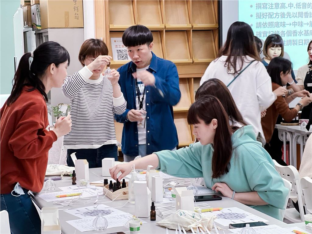 flair-visually-impaired-perfumer-fragrance-workshop