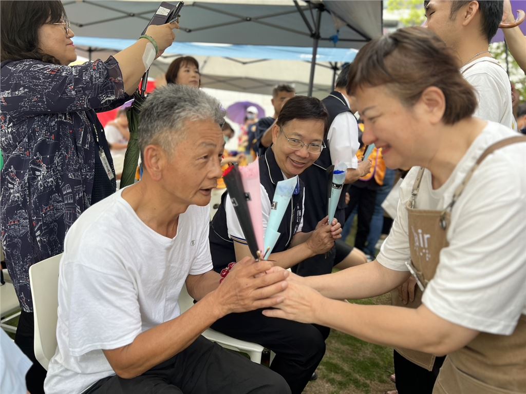 visually-impaired-barista-giving-carnations-to-supporters